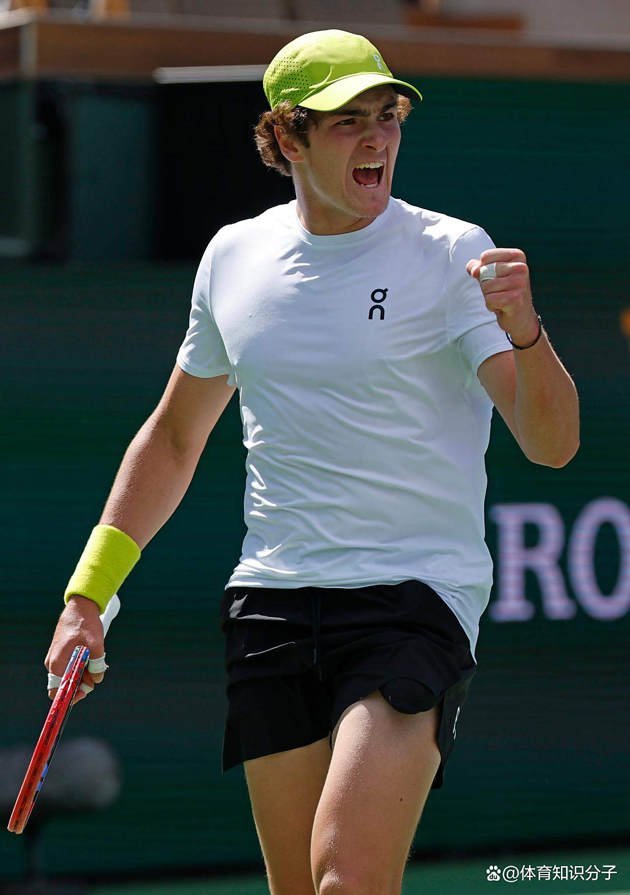 费德勒重返赛场，重返赛场首场状态出色，勇士观众沸腾！气势如虹延续的简单介绍-九游中国
